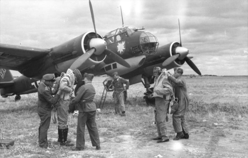 Name:  Bundesarchiv_Bild_101I-402-0265-03A,_Flugzeug_Junkers_Ju_88,_Startvorbereitung.jpg
Views: 1081
Size:  54.5 KB